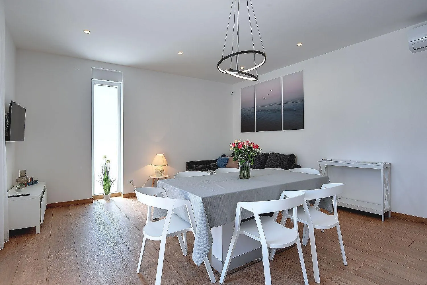 Modernes Apartment Mit Grosser Terrasse بيشكانا أوفالا