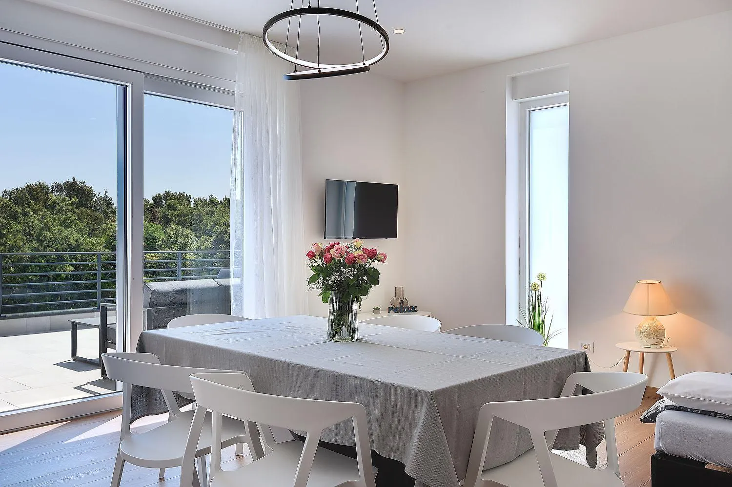 Modernes Apartment Mit Grosser Terrasse 普耶斯察纳乌瓦拉
