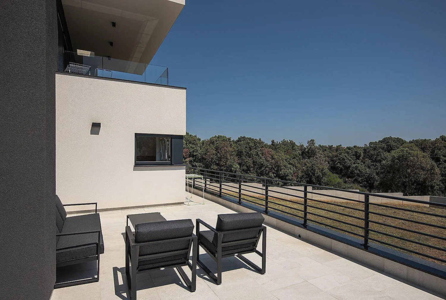 Modernes Apartment Mit Grosser Terrasse 普耶斯察纳乌瓦拉