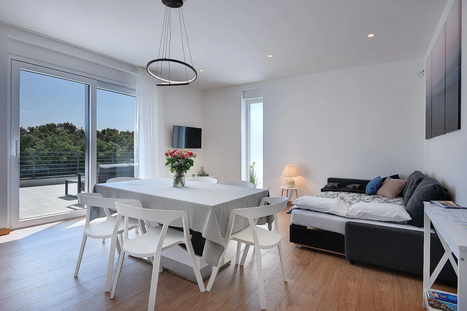 Modernes Apartment Mit Grosser Terrasse 普耶斯察纳乌瓦拉