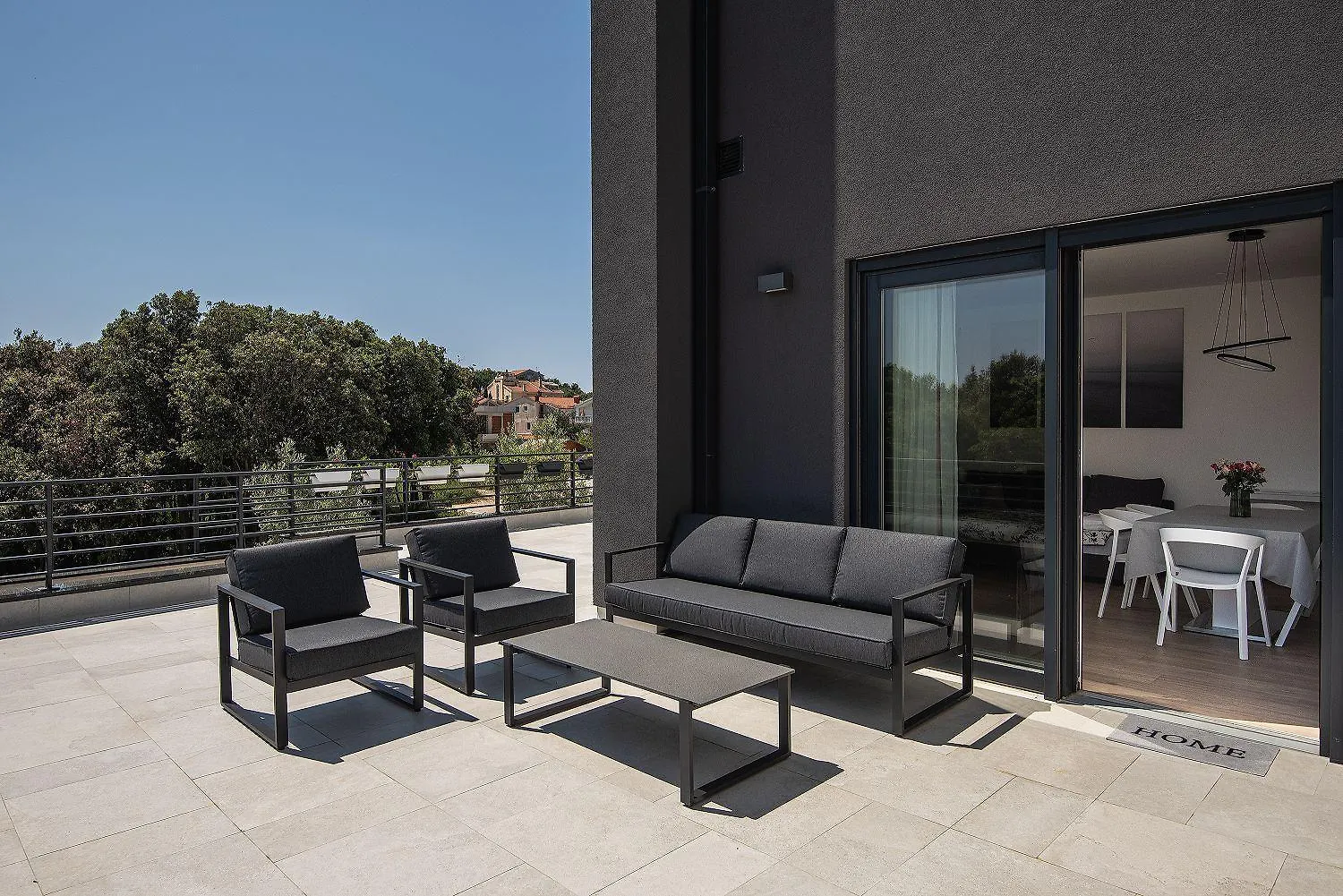 Modernes Apartment Mit Grosser Terrasse بيشكانا أوفالا